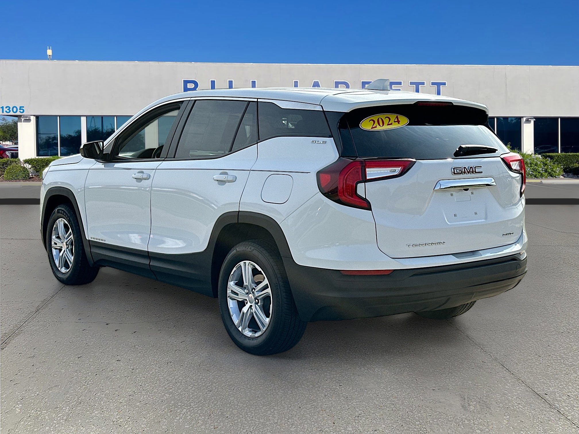 Used 2024 GMC Terrain SLE image 3