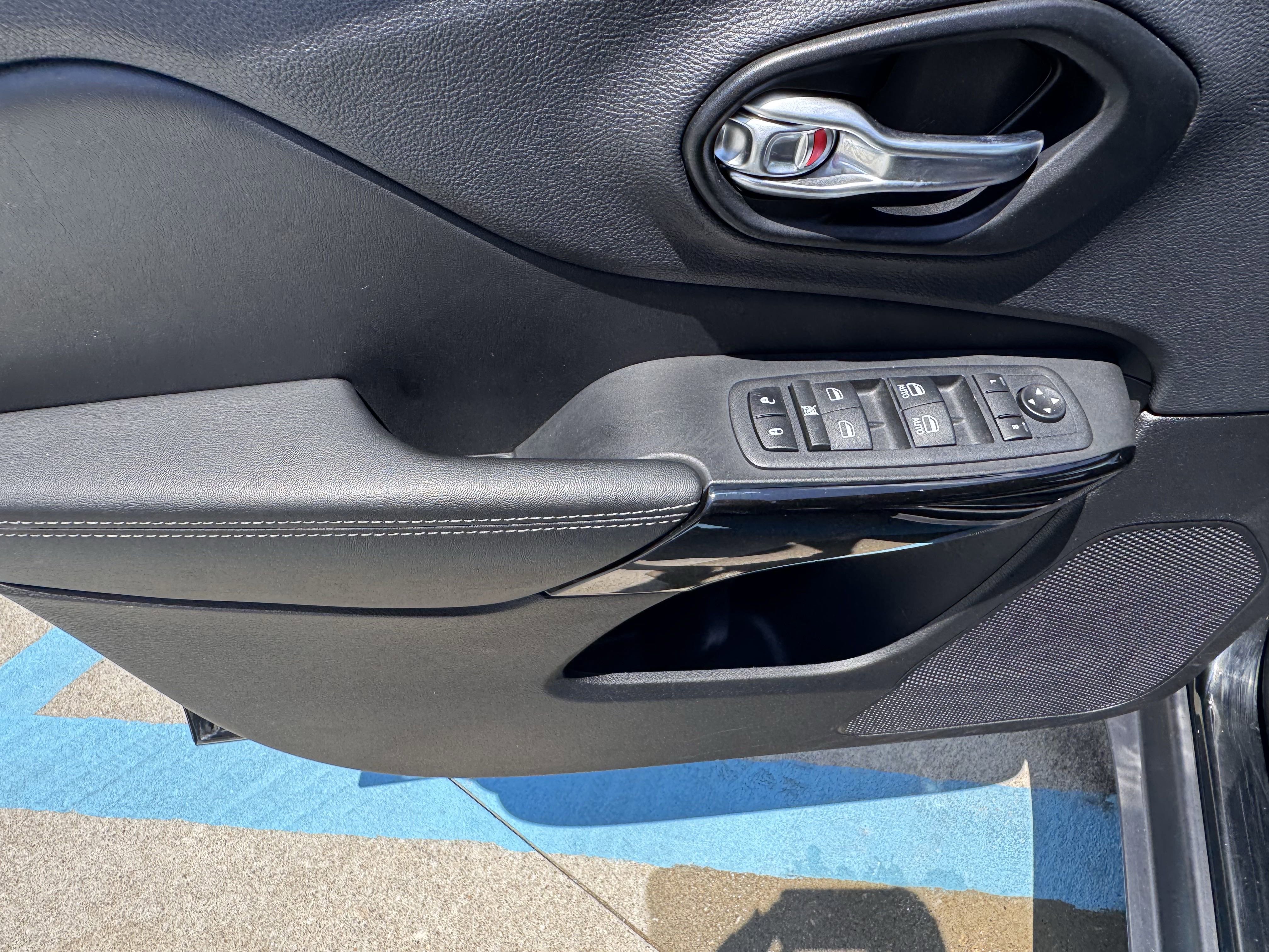 Used 2023 Jeep Cherokee Altitude Lux image 8