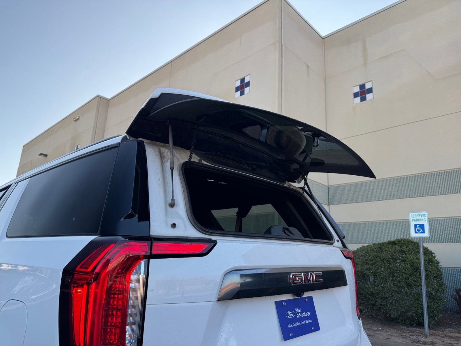 Used 2022 GMC Yukon XL AT4 image 16