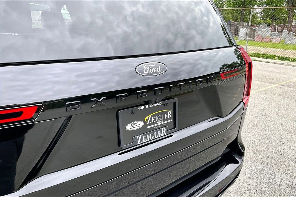 Certified 2025 Ford Expedition Platinum w/ Stealth Appearance Package AWD/4WD image 8