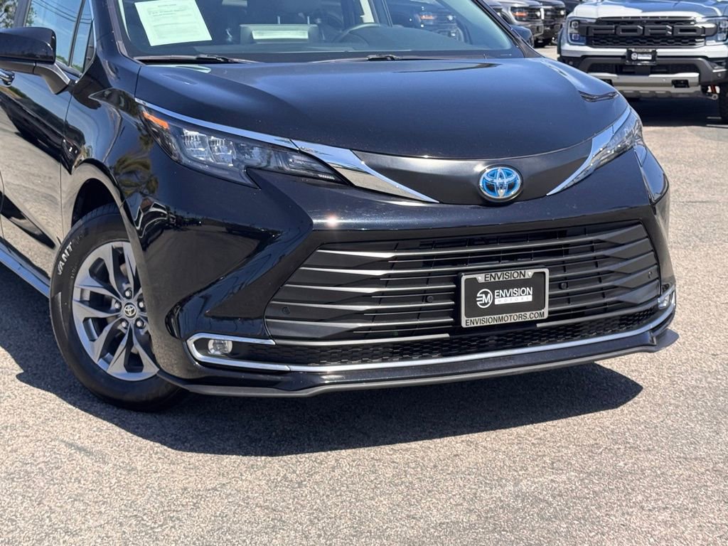 Used 2024 Toyota Sienna XLE image 3
