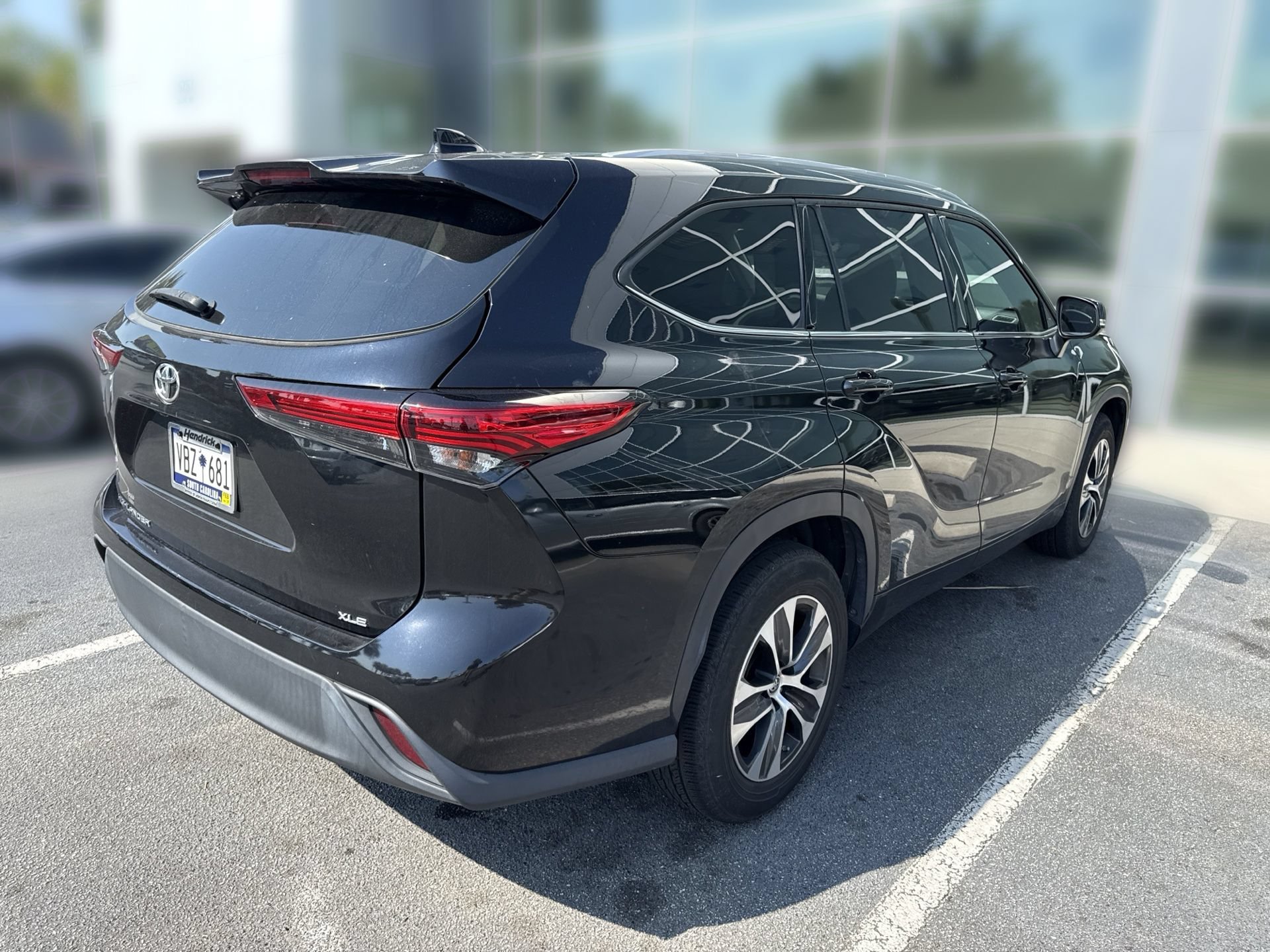 Used 2022 Toyota Highlander XLE FWD image 4