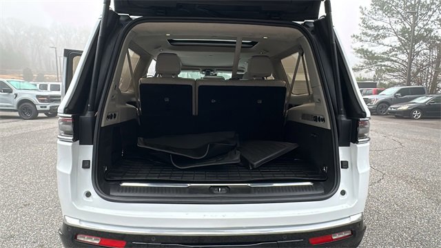 Used 2023 Jeep Grand Wagoneer L Series II w/ Premium Group II image 18