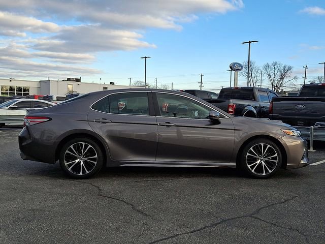 Used 2018 Toyota Camry SE image 2