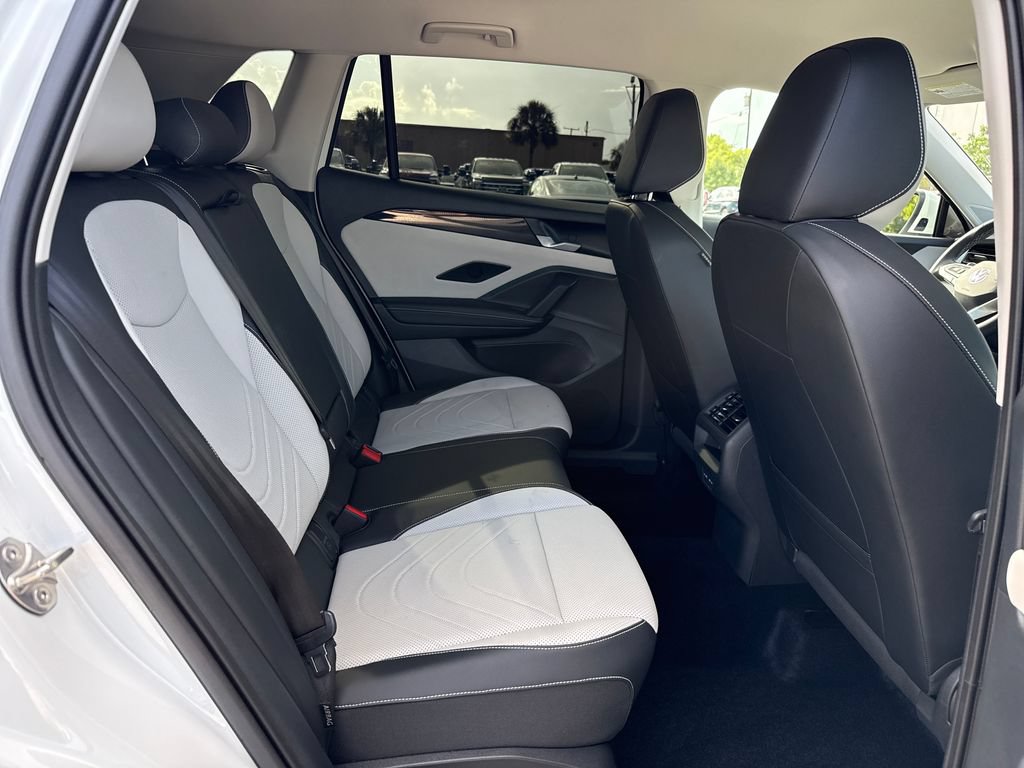 Used 2025 Volkswagen Tiguan SE FWD image 24