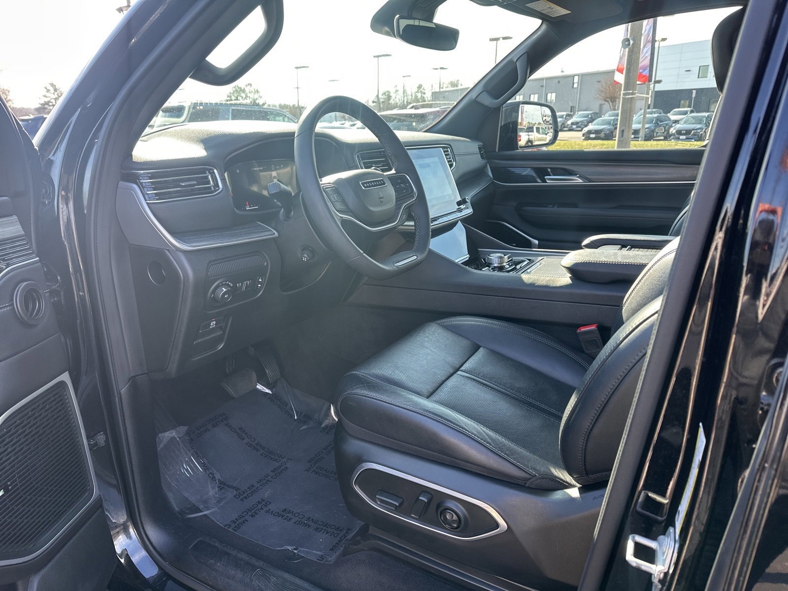 Used 2024 Jeep Wagoneer L Series III w/ Flexible Seating Group image 16