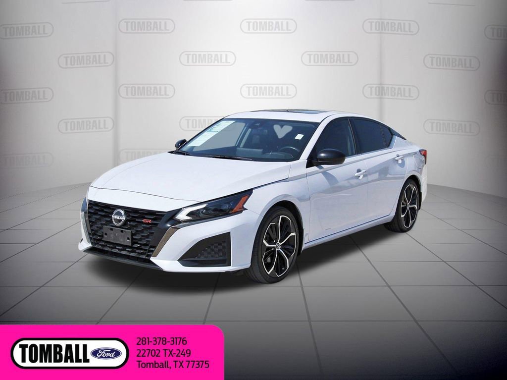 Used 2024 Nissan Altima 2.5 SR w/ SR Premium Package FWD image 3
