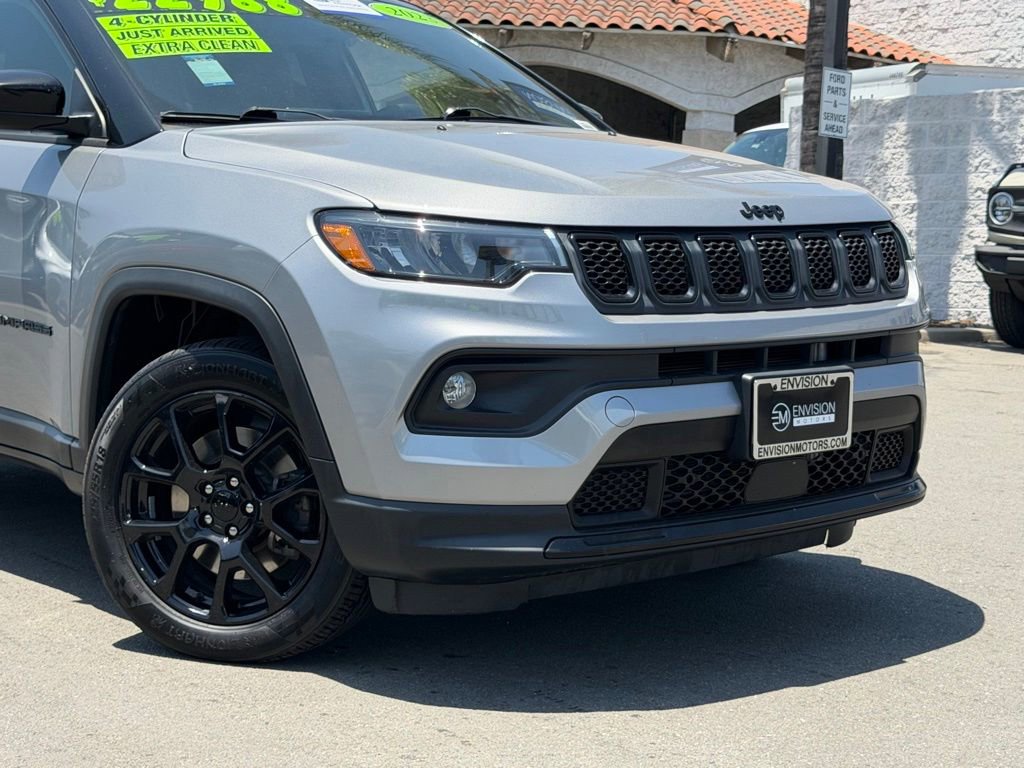 Used 2023 Jeep Compass Latitude AWD/4WD image 3