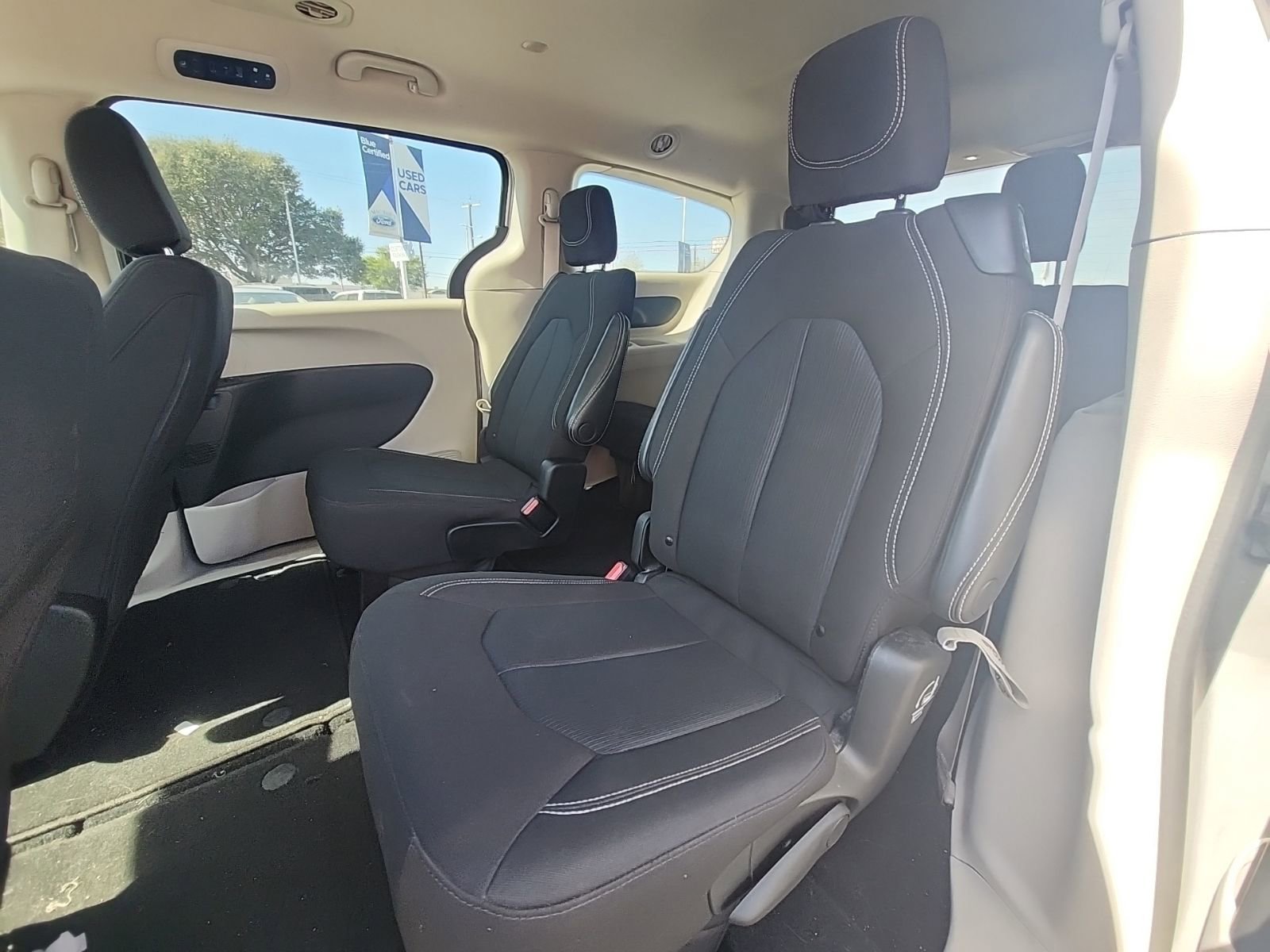 Used 2023 Chrysler Voyager LX image 8