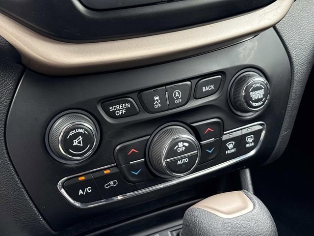 Used 2017 Jeep Cherokee Latitude w/ Comfort/Convenience Group image 32