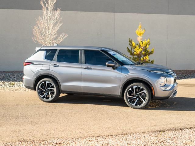 Used 2022 Mitsubishi Outlander SE AWD/4WD image 3