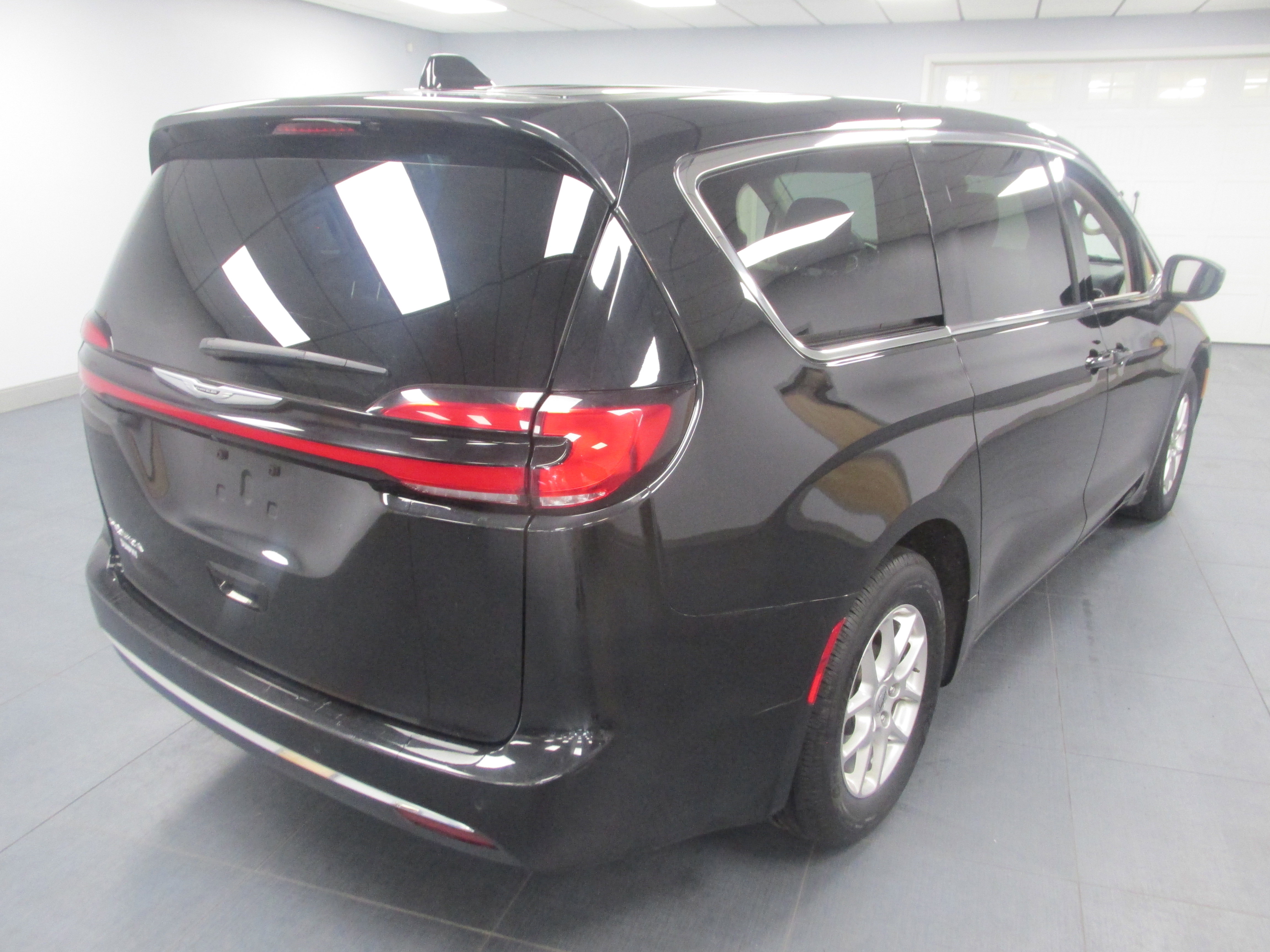 Used 2023 Chrysler Pacifica Touring-L FWD image 5