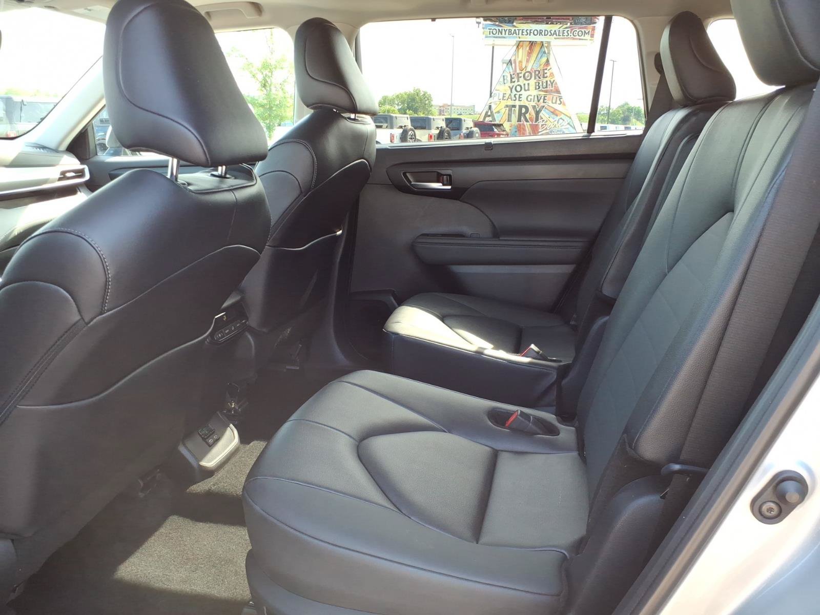 Used 2025 Toyota Highlander XLE AWD/4WD image 13