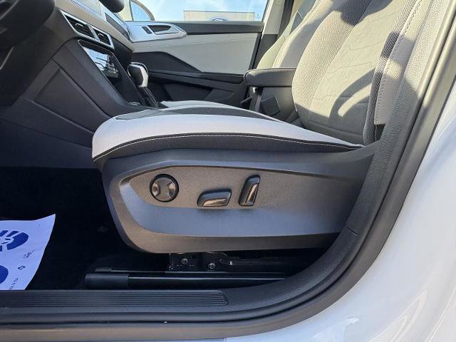 Used 2025 Volkswagen Taos SE image 19
