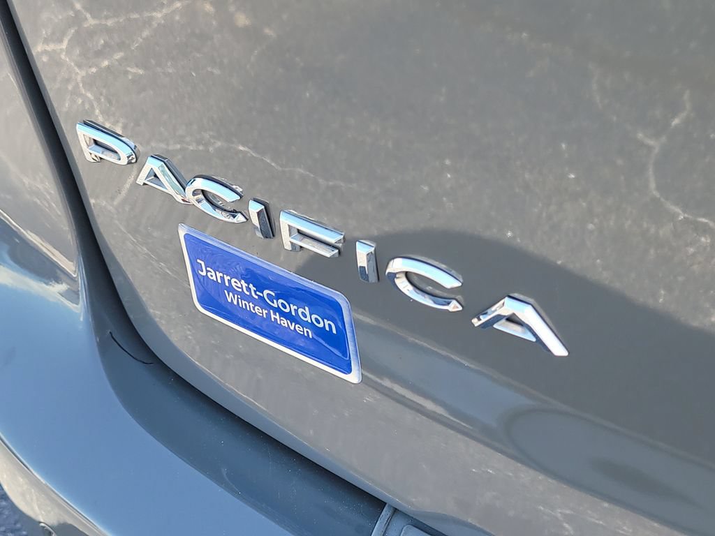 Used 2022 Chrysler Pacifica Touring-L w/ Uconnect Theater Family Group FWD image 7