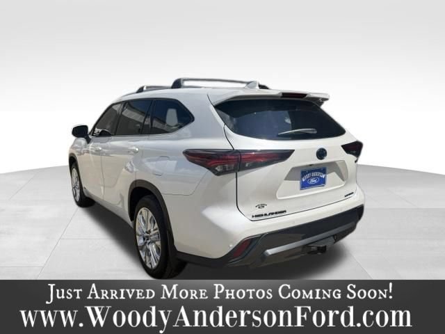 Used 2024 Toyota Highlander Limited AWD/4WD image 4
