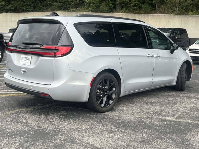 Used 2024 Chrysler Pacifica Touring-L w/ S Appearance Package FWD image 3