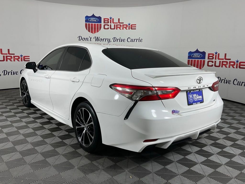 Used 2018 Toyota Camry SE image 3