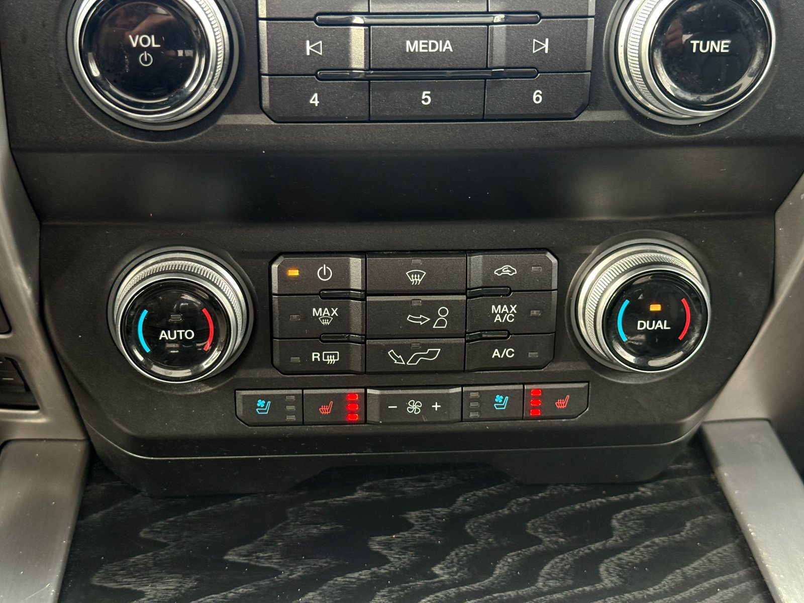 Certified 2019 Ford F150 Platinum w/ Equipment Group 701A Luxury image 31