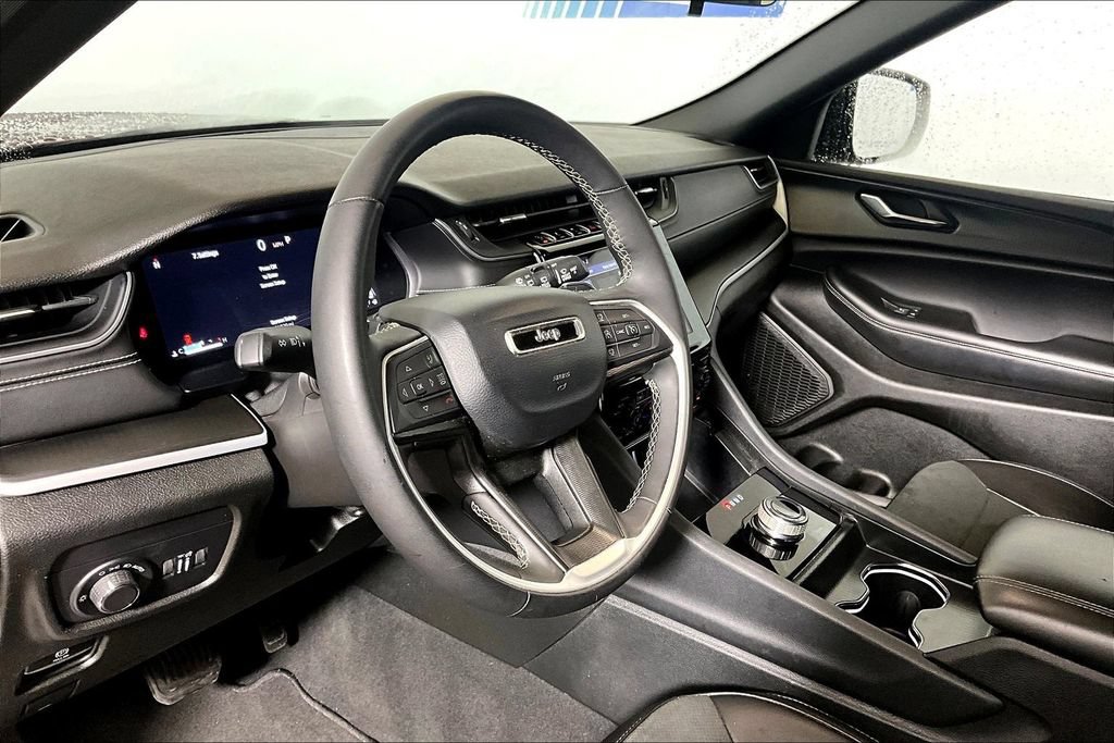 Used 2025 Jeep Grand Cherokee Altitude AWD/4WD image 10