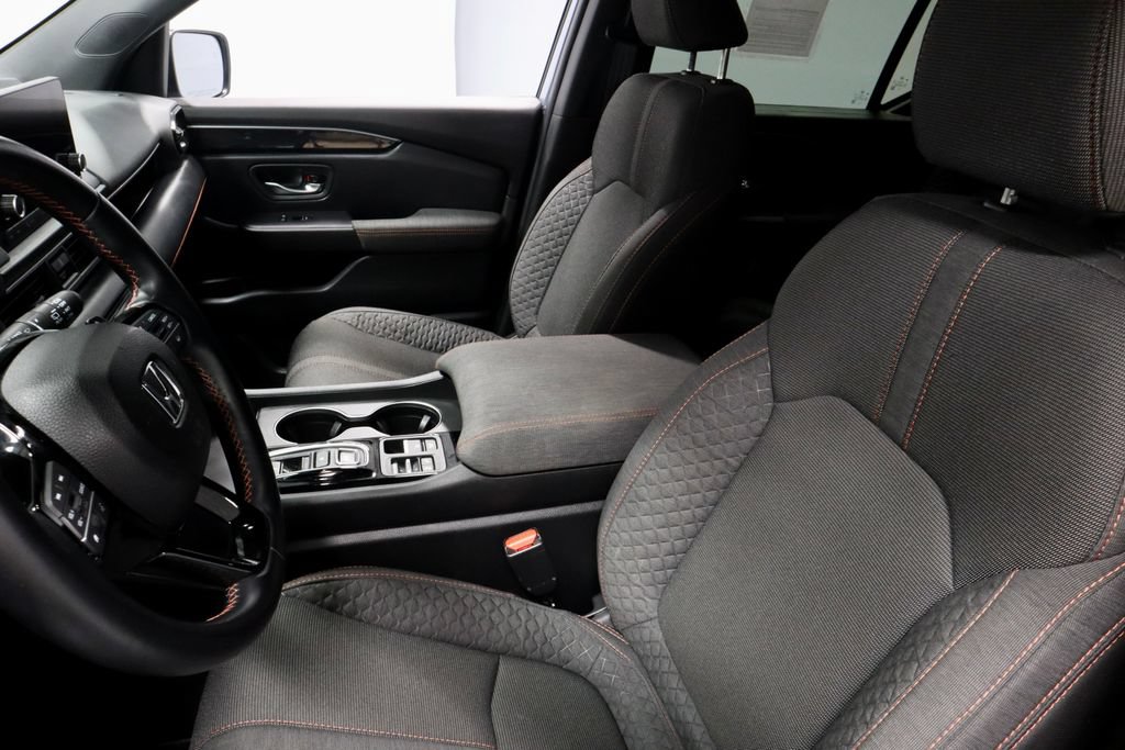Used 2025 Honda Pilot Sport image 25