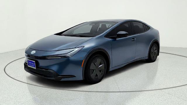 Used 2026 Toyota Prius LE FWD image 3