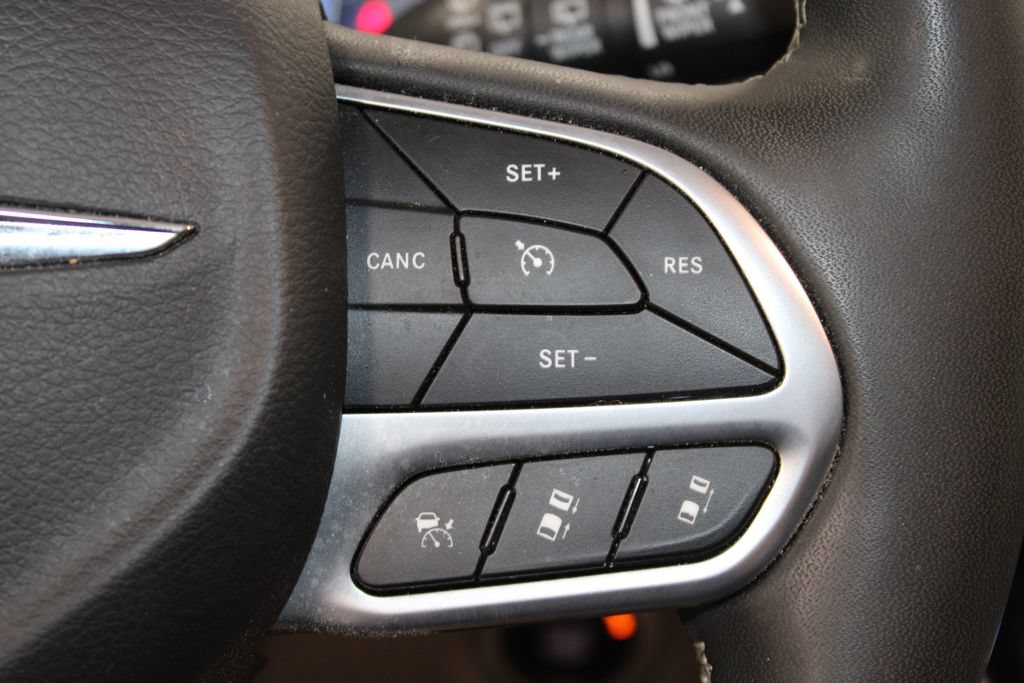 Used 2024 Chrysler Pacifica Touring-L FWD image 38