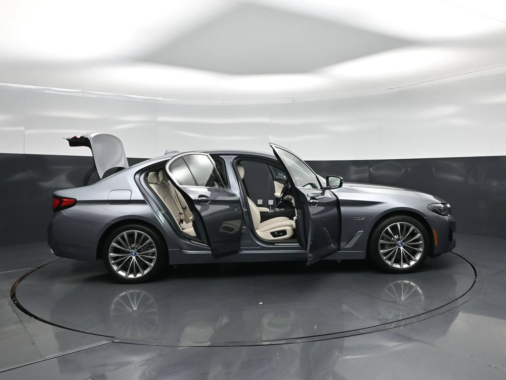 Used 2022 BMW 530e w/ Convenience Package RWD image 5