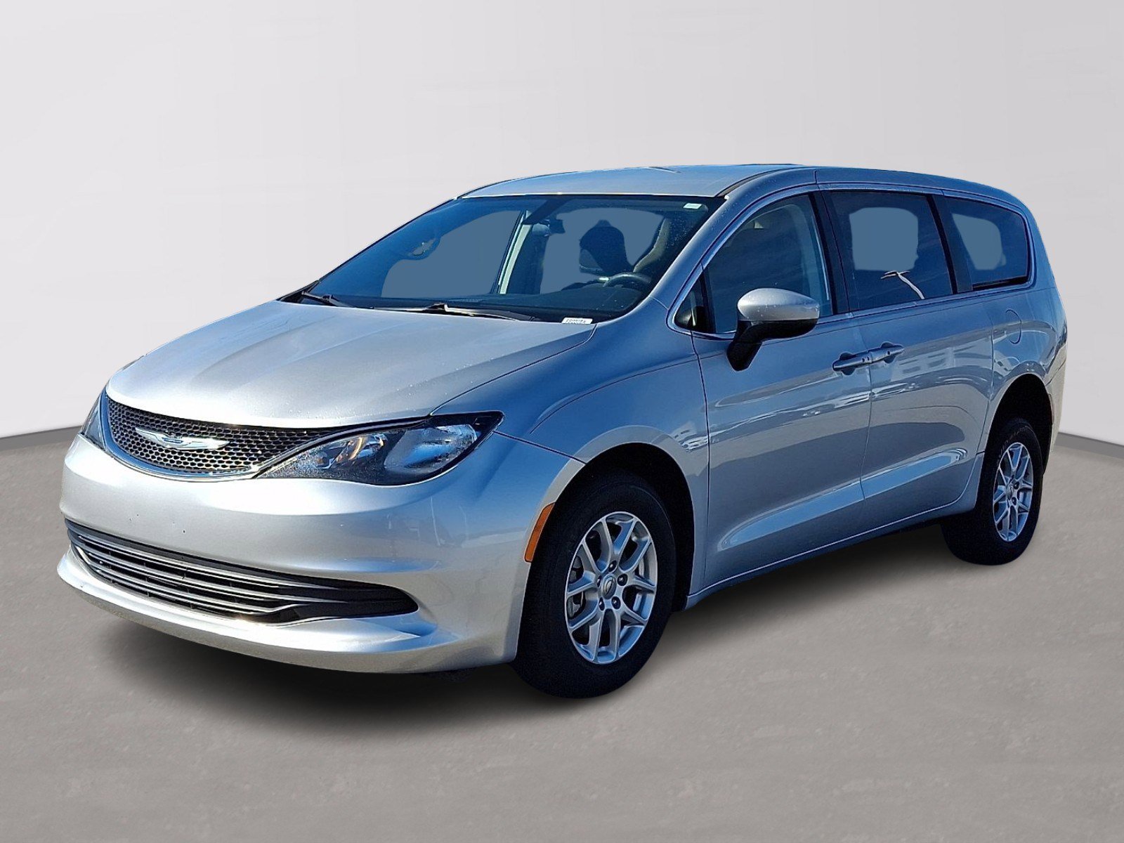 Used 2022 Chrysler Voyager LX image 3