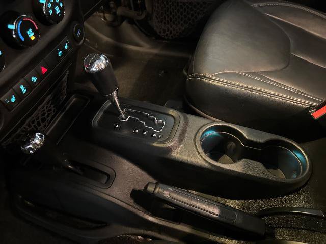 Used 2018 Jeep Wrangler Unlimited Sahara w/ Connectivity Group AWD/4WD image 27