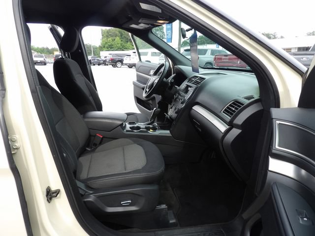 Certified 2018 Ford Explorer XLT FWD image 32