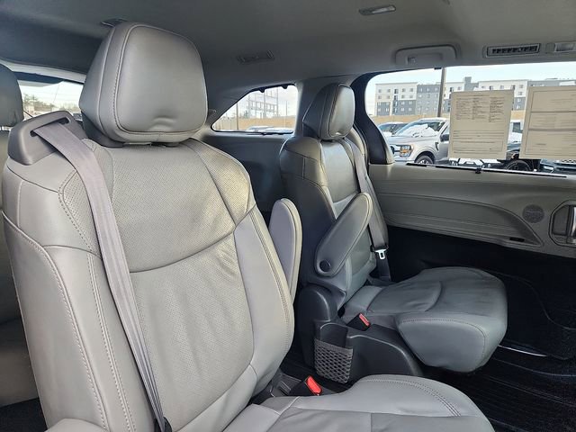Used 2021 Toyota Sienna Limited image 30