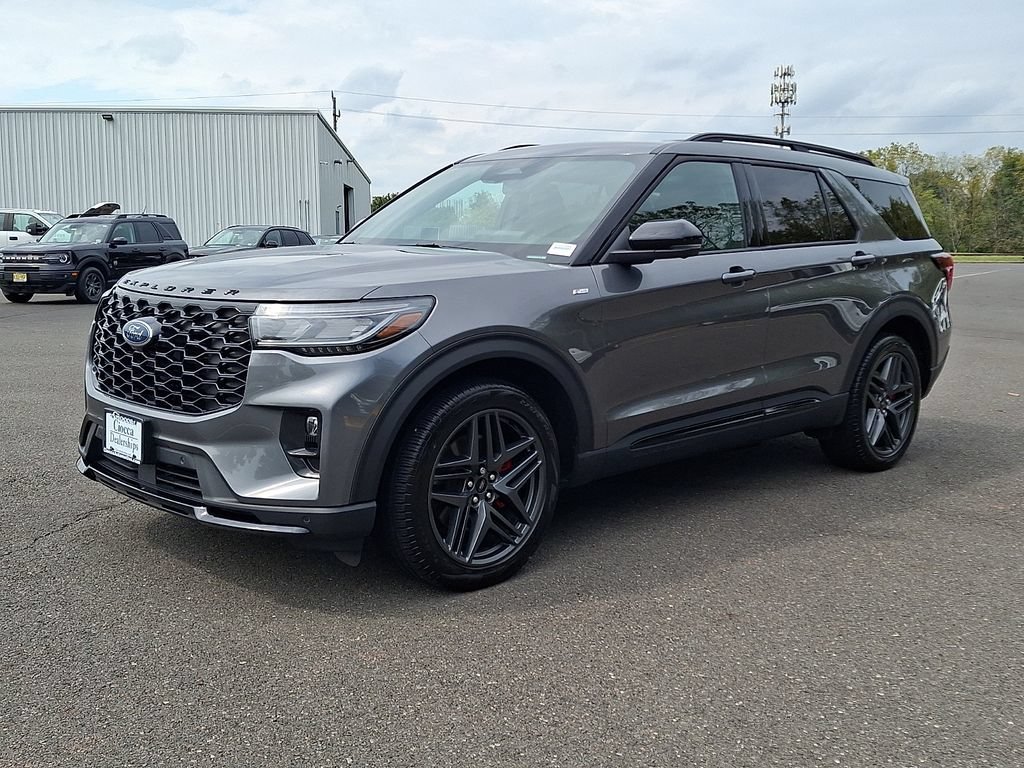 Certified 2025 Ford Explorer ST-Line w/ Premium Package AWD/4WD image 6