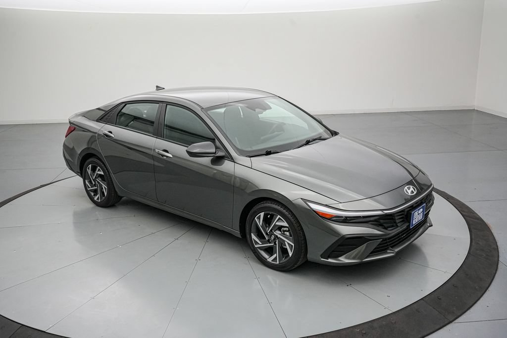 Used 2025 Hyundai Elantra Sport FWD image 2