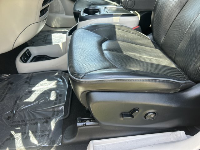 Used 2020 Chrysler Pacifica Limited w/ Advanced Safetytec Group FWD image 13