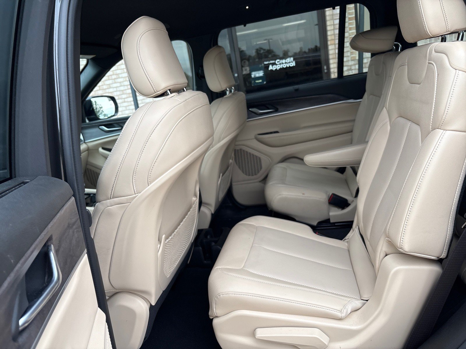 Used 2023 Jeep Grand Cherokee L Limited w/ Luxury Tech Group II AWD/4WD image 4