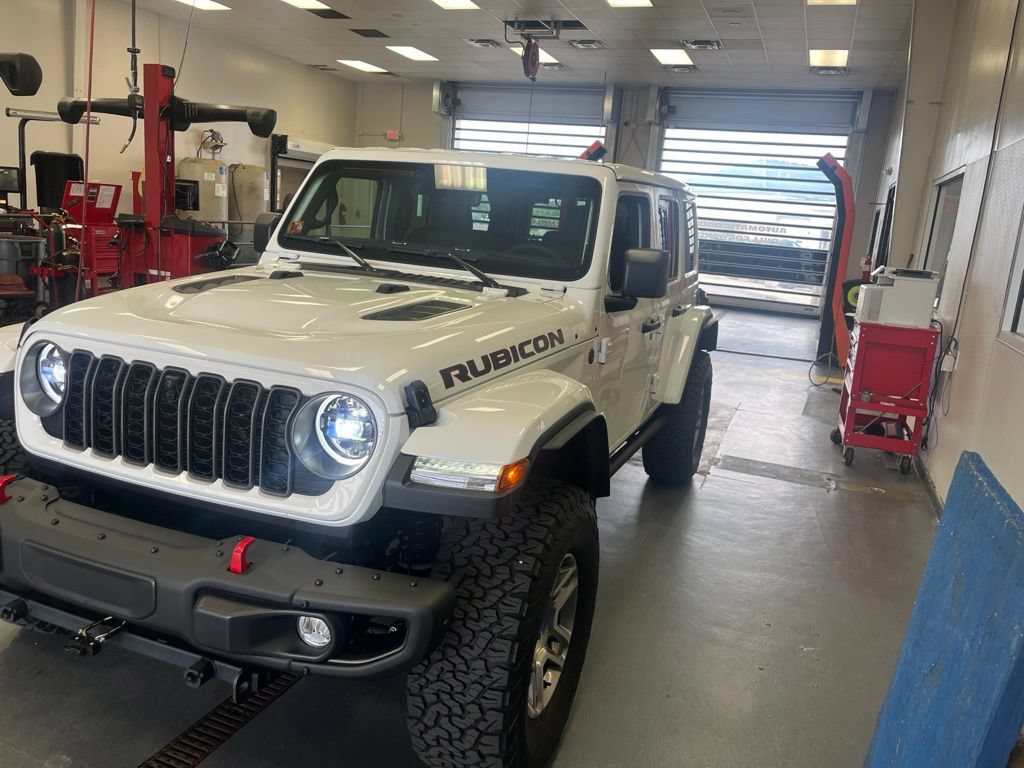 Used 2025 Jeep Wrangler Unlimited Rubicon AWD/4WD image 2