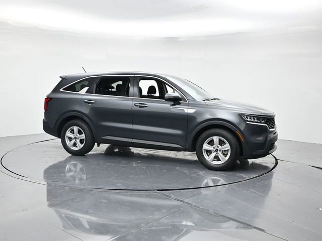 Used 2023 Kia Sorento LX image 3
