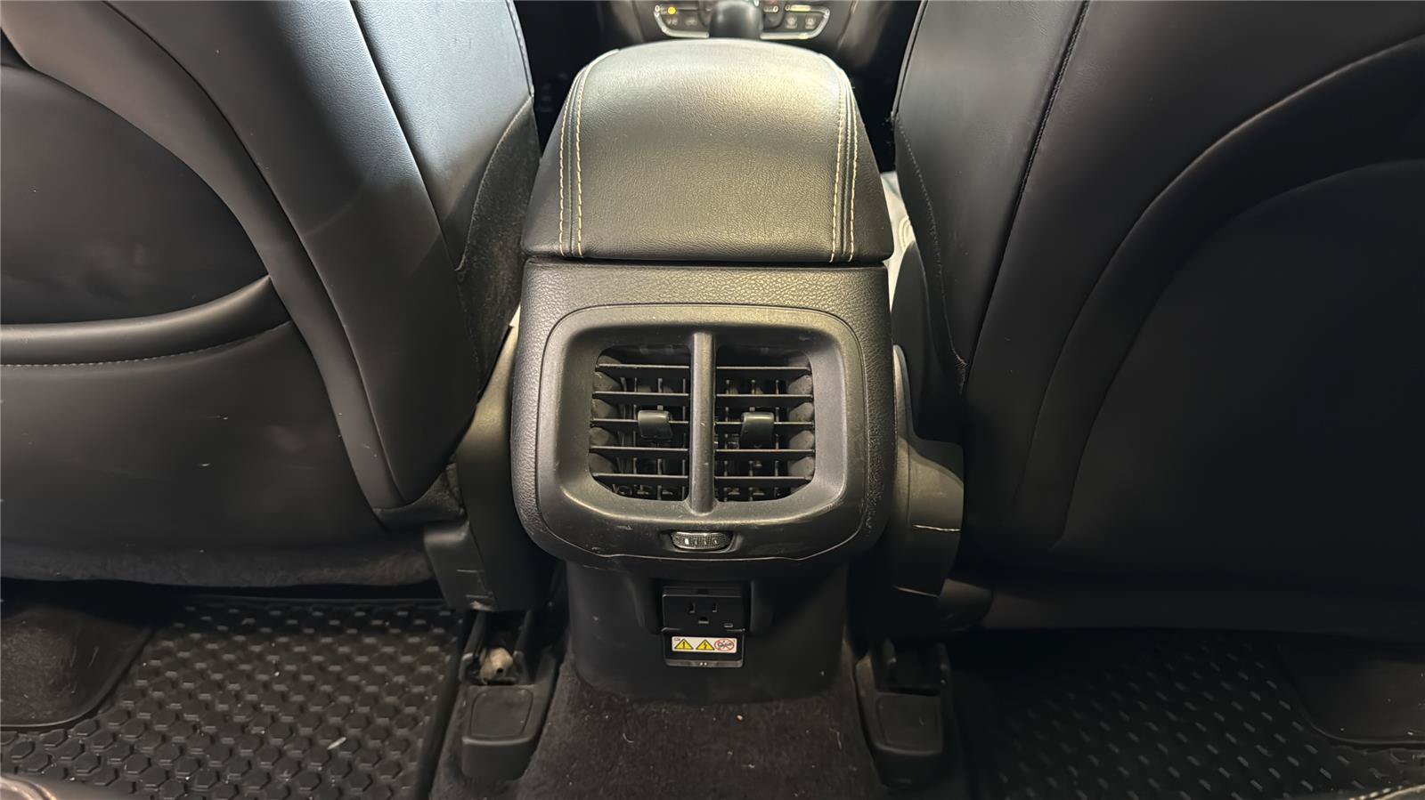 Used 2018 Jeep Cherokee Latitude Plus w/ Comfort/Convenience Group AWD/4WD image 29