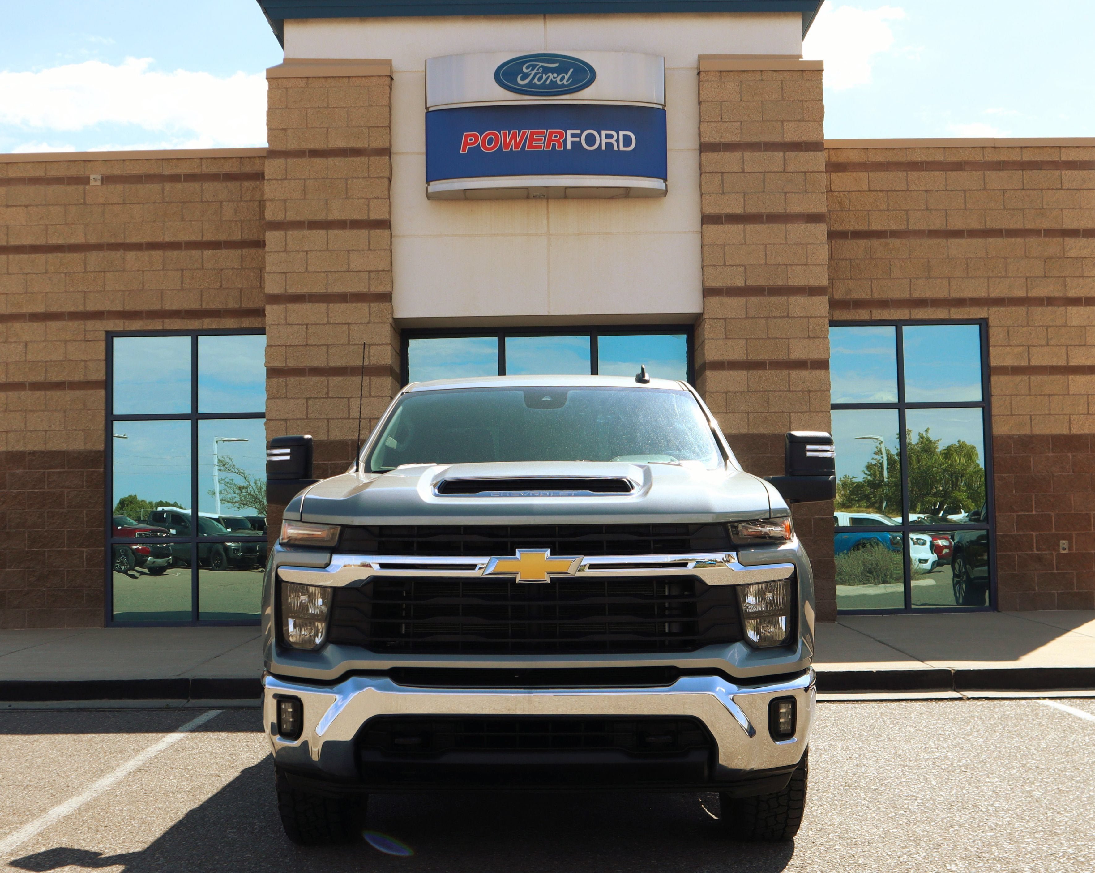 Used 2024 Chevrolet Silverado 2500 LT AWD/4WD image 3