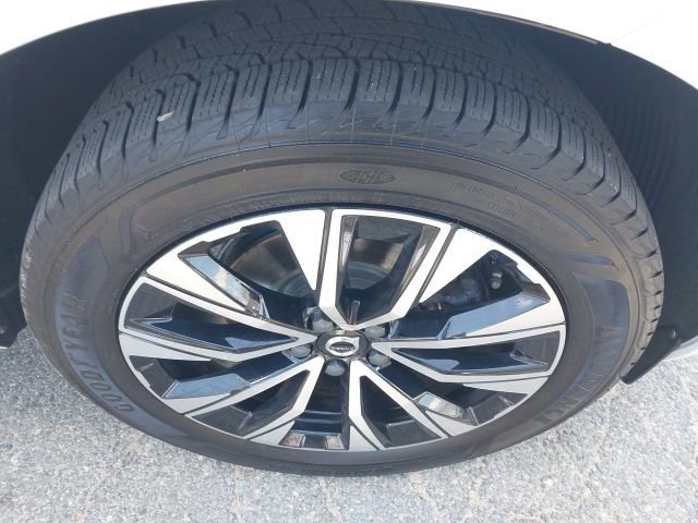 Used 2023 Volvo XC60 B5 Plus AWD/4WD image 17