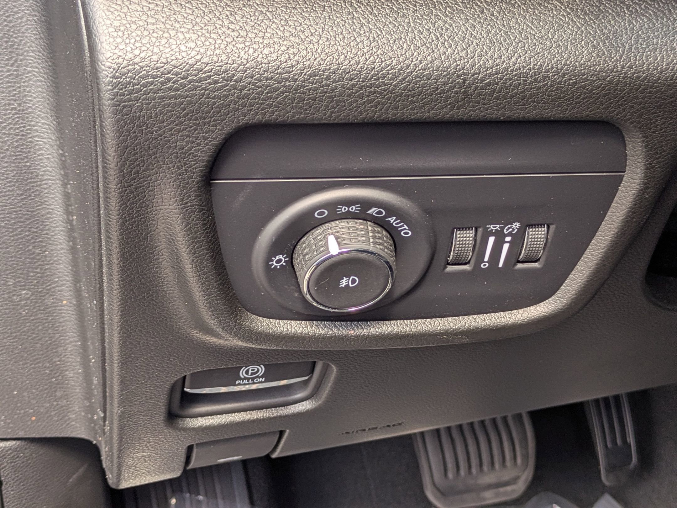 Used 2024 Jeep Grand Cherokee L Limited w/ Luxury Tech Group II AWD/4WD image 15
