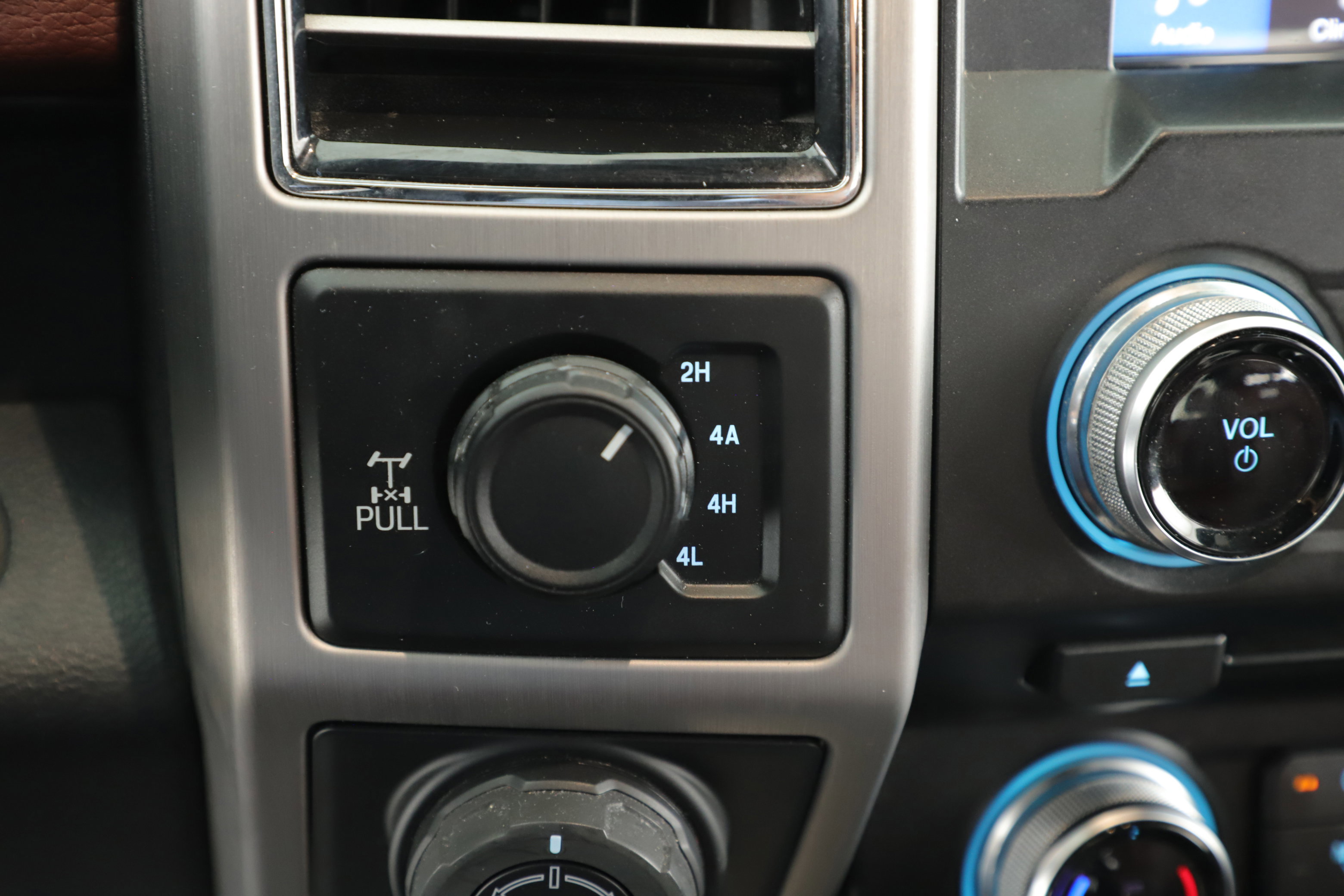 Certified 2018 Ford F150 Platinum w/ Equipment Group 701A Luxury image 18