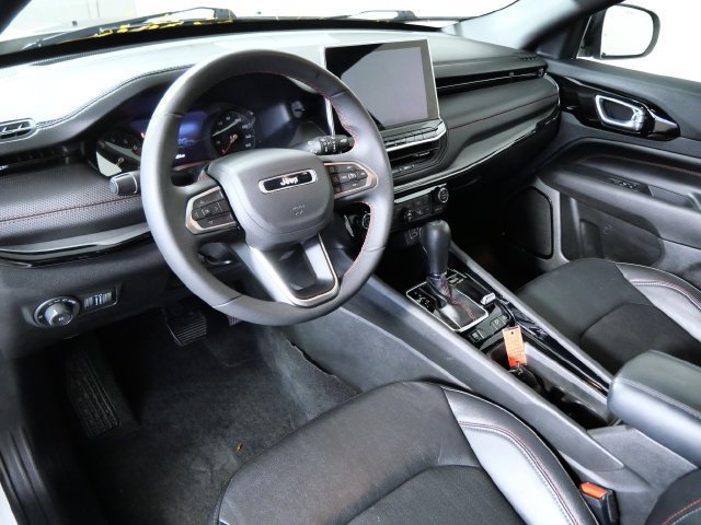 Used 2025 Jeep Compass Trailhawk AWD/4WD image 3