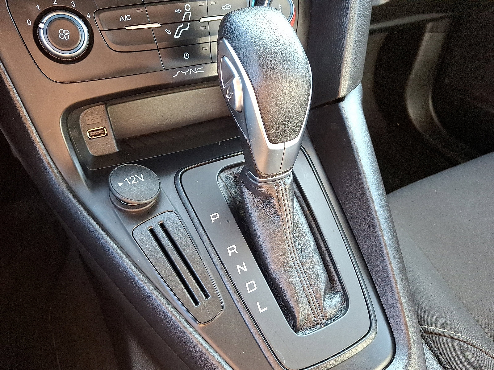 Certified 2018 Ford Focus SE w/ SE Appearance Package image 22