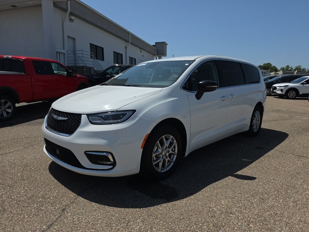 Used 2024 Chrysler Pacifica Touring-L FWD image 3