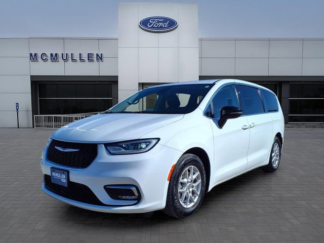 Used 2024 Chrysler Pacifica Touring-L image 6