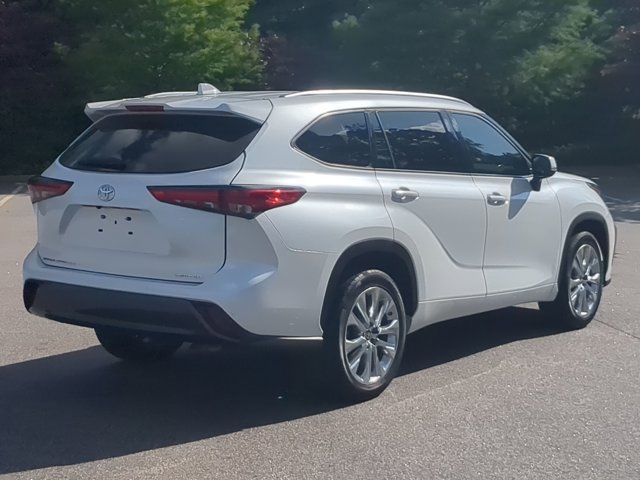 Used 2023 Toyota Highlander Limited FWD image 4