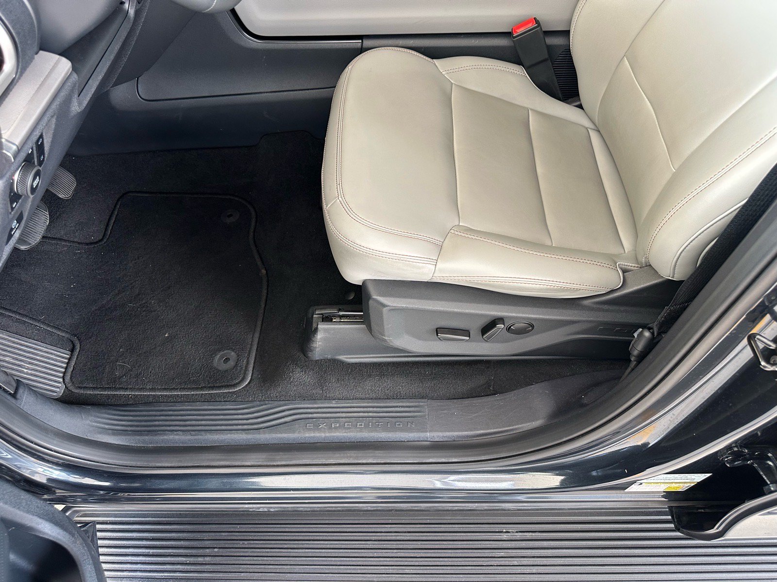 Certified 2025 Ford Expedition Active AWD/4WD image 19