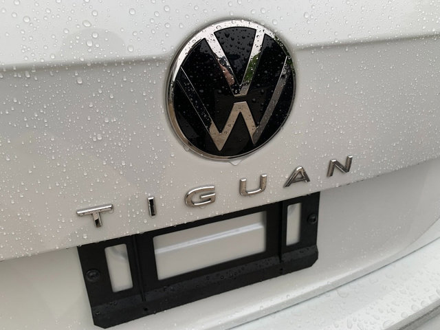 Used 2023 Volkswagen Tiguan SE R-Line FWD image 15